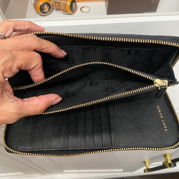 Tory Burch Black Robinson Zip Wallet - Picture 5 of 7